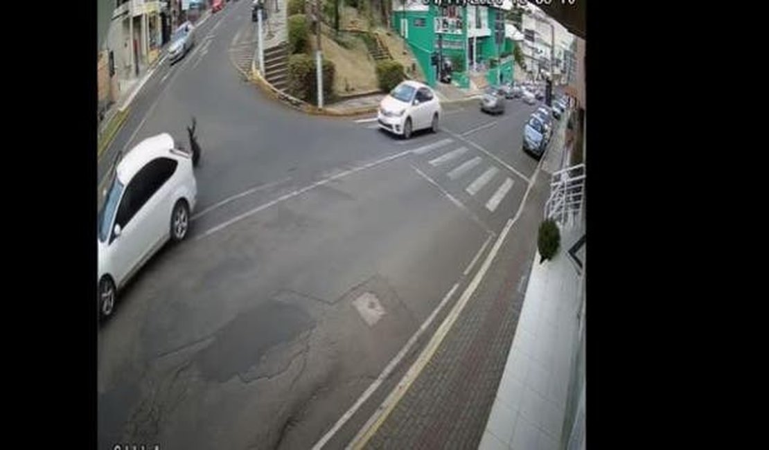 Mulher pula de veículo em movimento para escapar de assédio; veja o vídeo