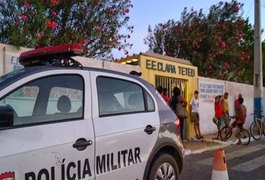 Professor de física comete suicídio em sala de aula como protesto contra o governo do Estado