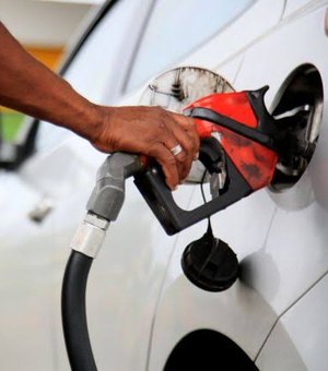 Governador anuncia redução da alíquota do ICMS sobre combustíveis de 29% para 17% em Alagoas