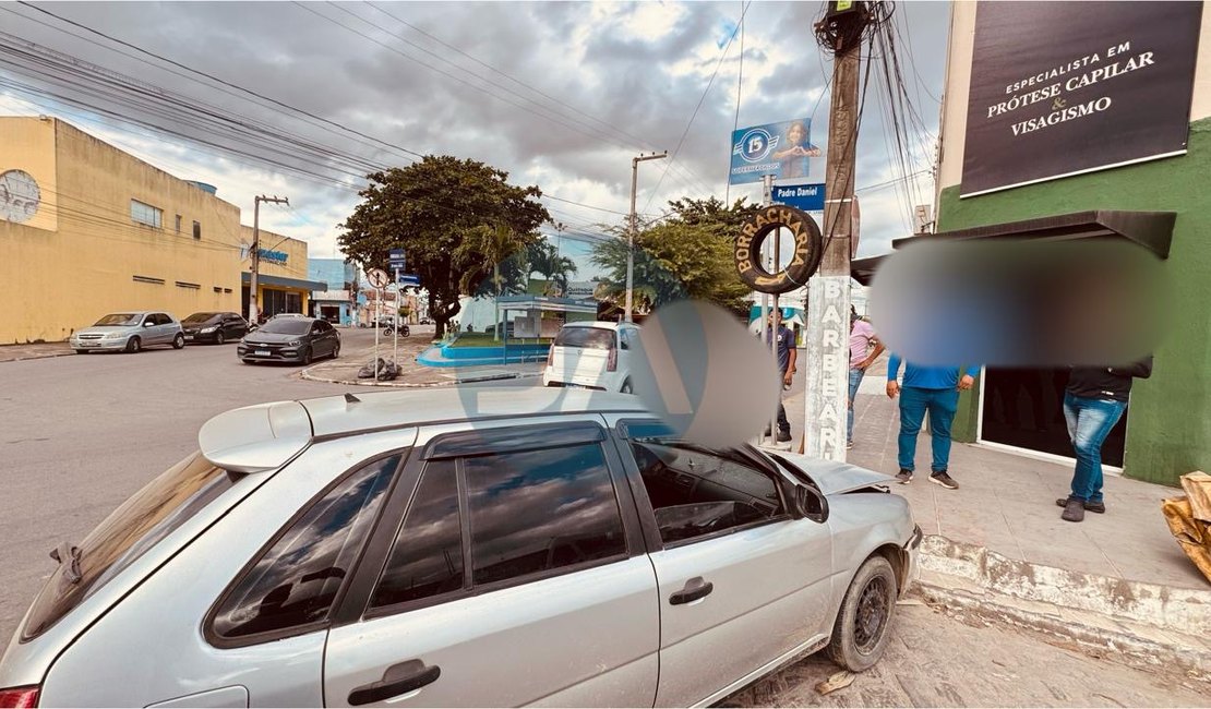 Mulher fica ferida após colisão entre dois carros em cruzamento no bairro Eldorado, em Arapiraca