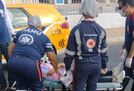 Mulher se desequilibra e acaba caindo da garupa de motocicleta, em Arapiraca