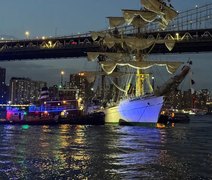 Navio da Marinha mexicana bate na ponte do Brooklyn, em Nova York