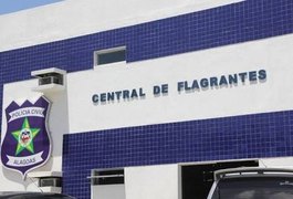 Três pessoas são presas com armas e drogas durante abordagens da polícia