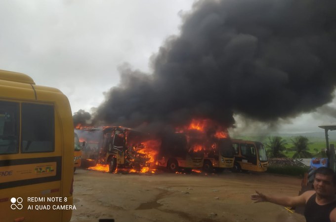 Ônibus escolares ficam destruídos após incêndio na garagem da Prefeitura de Boca da Mata