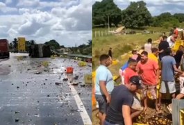 Motorista perde controle de carreta carregada de cerveja e tomba veículo em rodovia alagoana