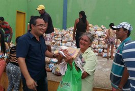 Prefeitura entrega mais de mil cestas básicas para famílias feira-grandenses