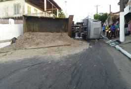 Carreta carregada de areia tomba na ladeira do bairro de Bebedouro, em Maceió