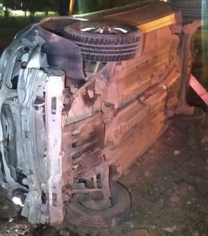 Condutor perde o controle de veículo, colide em muro e capota na zona rural de Olho D'Água das Flores