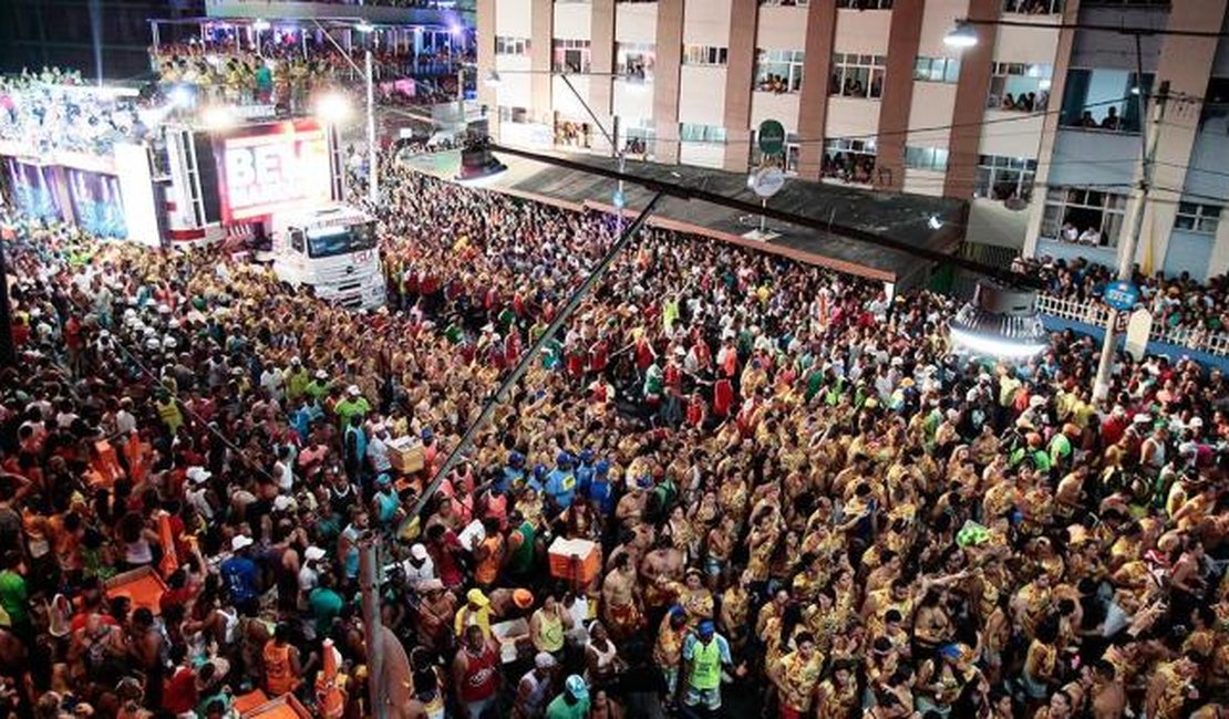 Feministas aproveitam carnaval para criticar assédios em blocos de rua