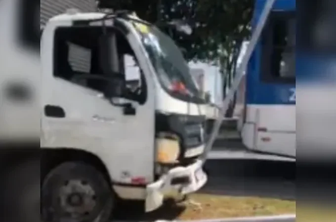 Caminhão atinge poste na Avenida Fernandes Lima e provoca transtornos no trânsito