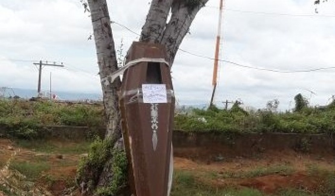 Caixão encontrado pendurado em arvore era de CIA de Teatro de Palmeira dos Índios