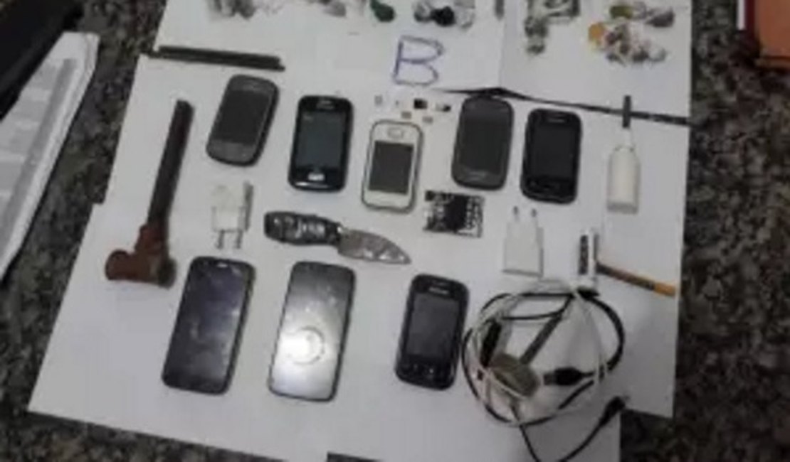 Agentes penitenciários apreendem armas e celulares no Cadeião