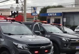 Criminosos invadem agência bancária pelo telhado e fogem com malotes