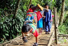 Com deficiência severa, garoto percorre 6 km para ir à escola e sonha em ser médico