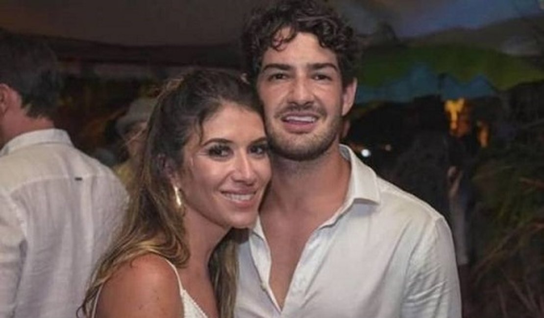 Alexandre Pato e Rebeca Abravanel se casam em cerimônia secreta na mansão de Silvio Santos