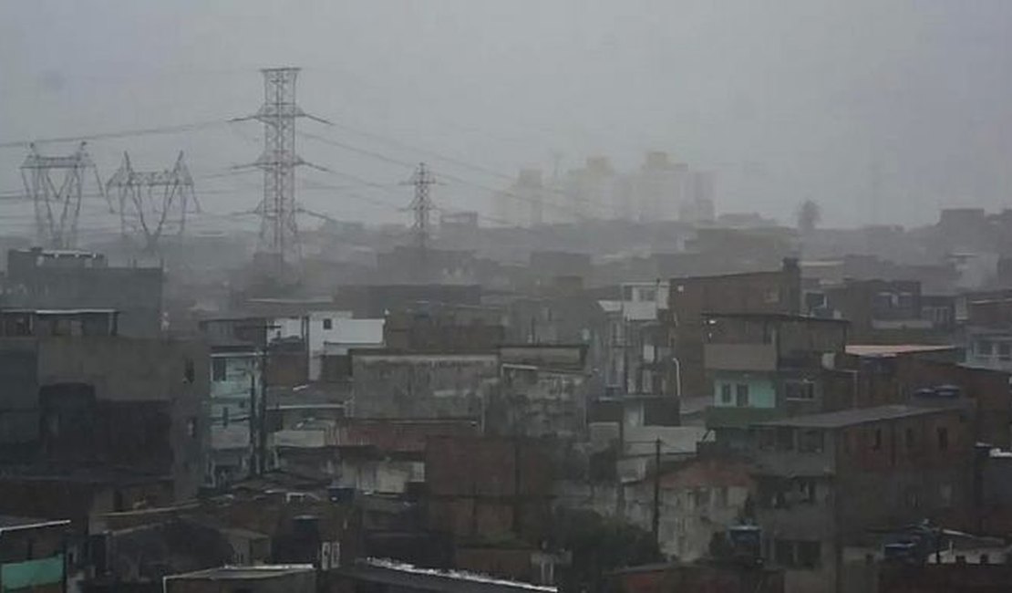 Salvador tem deslizamento, aciona sirenes e entra em alerta máximo com chuvas