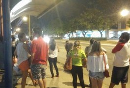Dupla armada tenta incendiar ônibus em terminal de Maceió