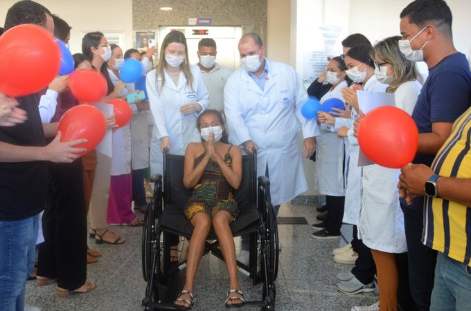 Primeira mulher transplantada de rim no Hospital do Coração Alagoano recebe alta médica