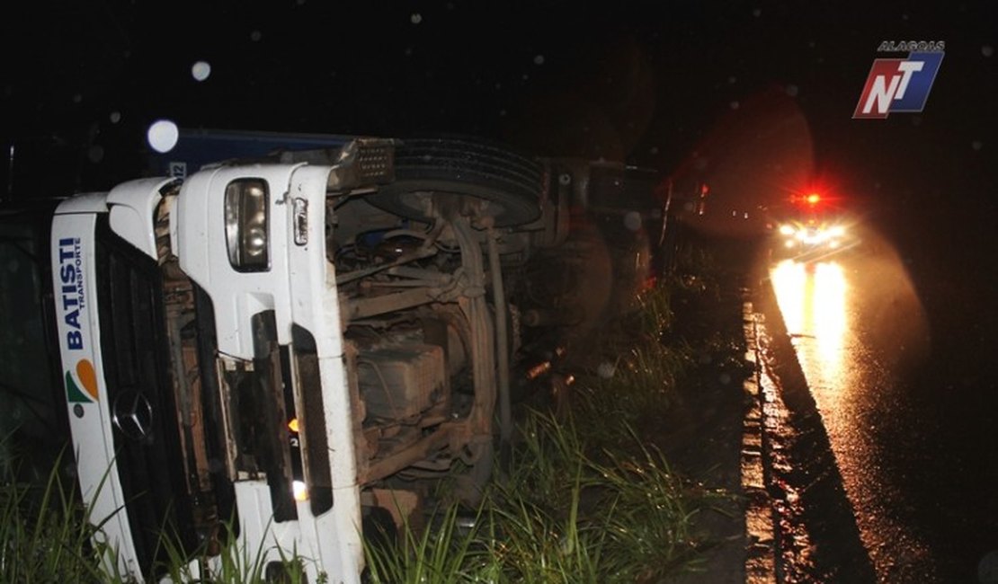 Caminhoneiro tomba com carreta e fica ferido na BR 101, em São Miguel dos Campos