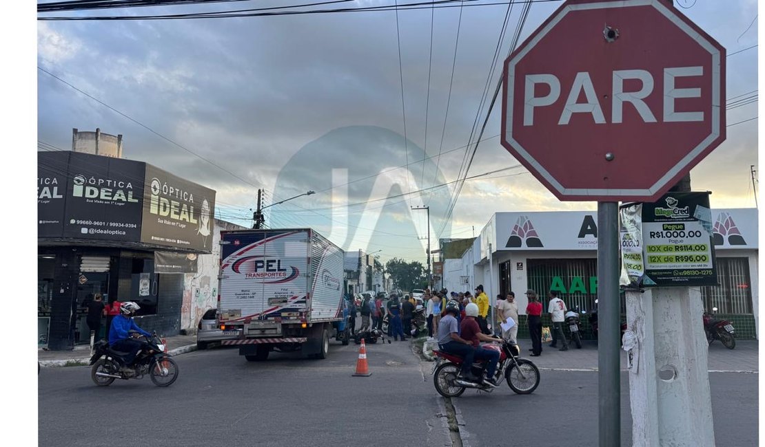 Colisão entre moto e caminhão-baú deixa mulher ferida no Centro de Arapiraca