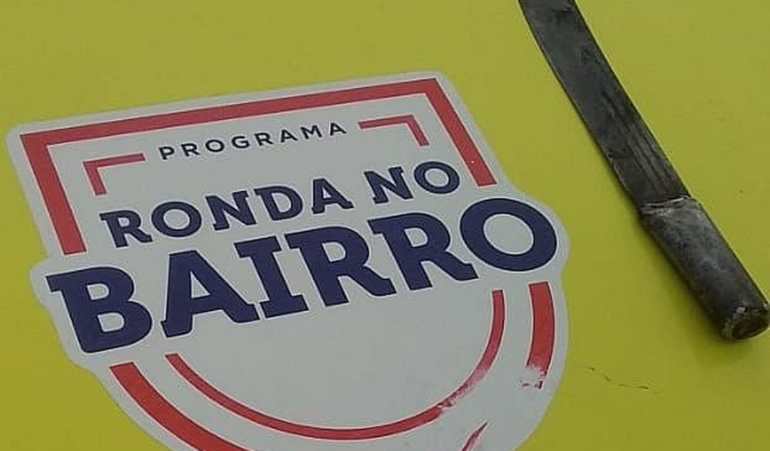 Homem, com facão, agride mulher com socos e chutes na Orla de Maceió