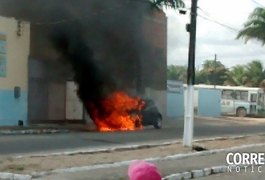 Criminosos incendeiam carro após tentativa de homicídio no Sertão alagoano