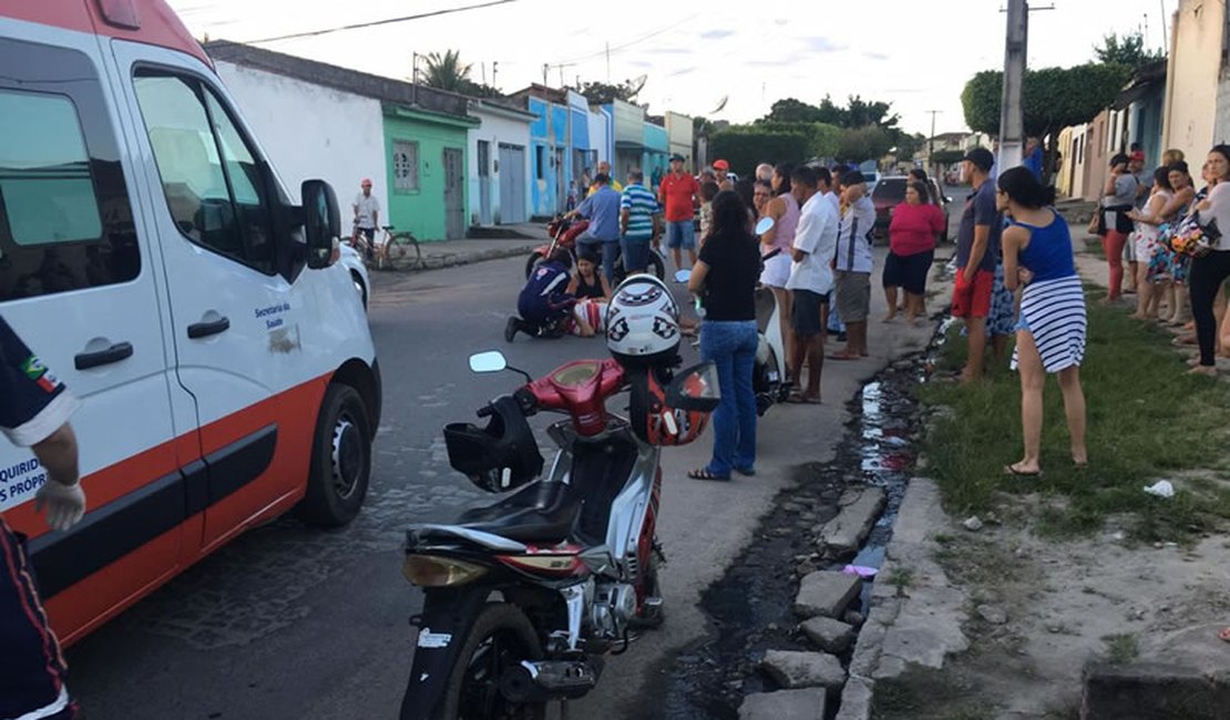 Motorista não respeita sinalização e causa acidente em casal e criança de três anos