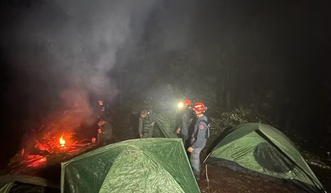 Equipes de resgate retiram por terra os corpos das 4 vítimas de acidente de helicóptero em Paraibuna