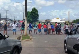 Moradores interditam avenida em protesto contra falta de água e energia em bairro de Maceió