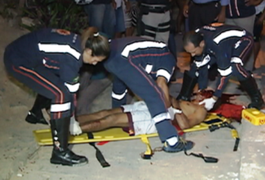 Jovem é encontrado desacordado após ser espancado em briga de rua