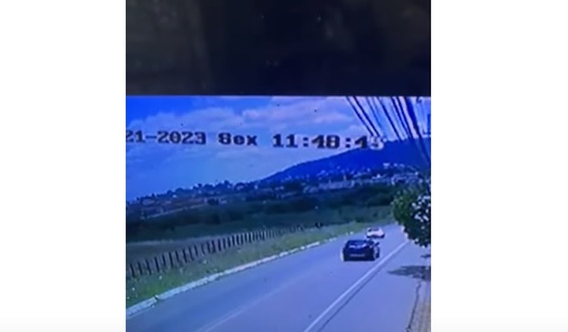 Vídeo. Câmera de segurança flagra colisão frontal entre dois veículos de passeio, em Palmeira dos Índios