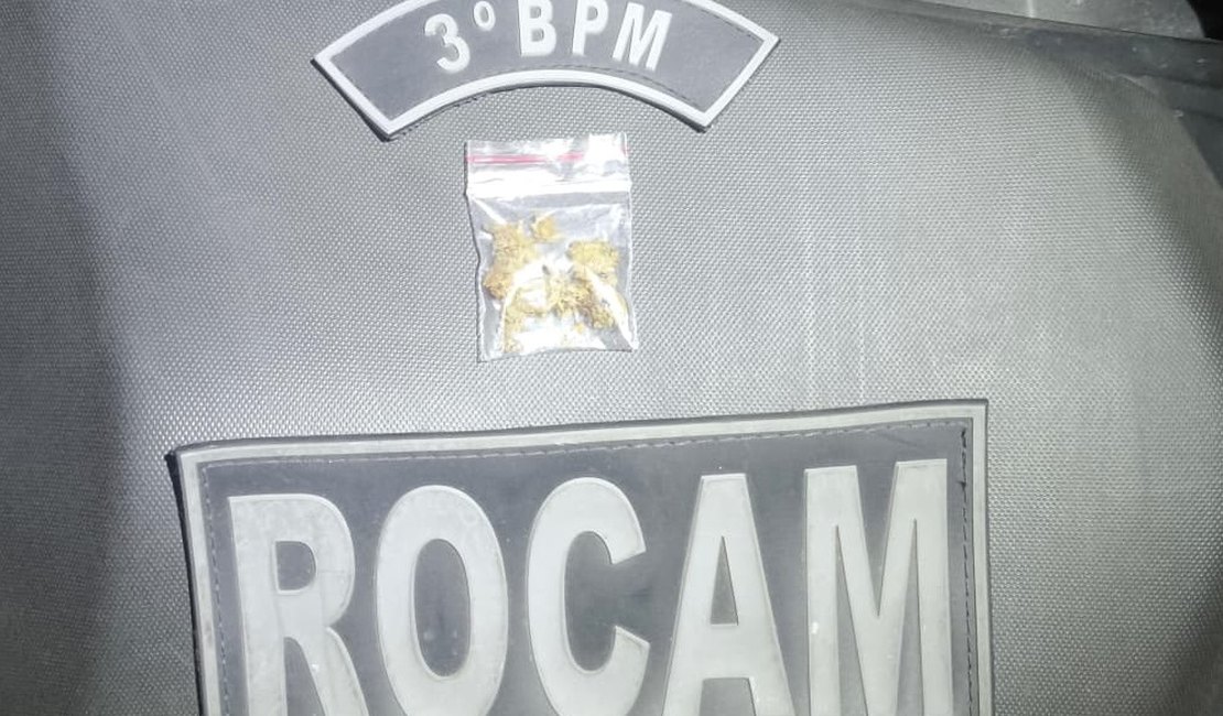 Homem é flagrado com maconha durante patrulhamento da ROCAM em Arapiraca