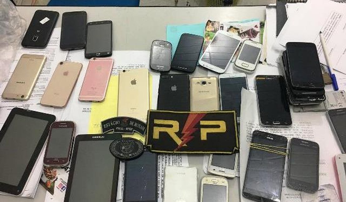 Operação prende dois suspeitos de receptação e apreende quatro iPhones e 20 smartphones no Manoel  Teles, em Arapiraca
