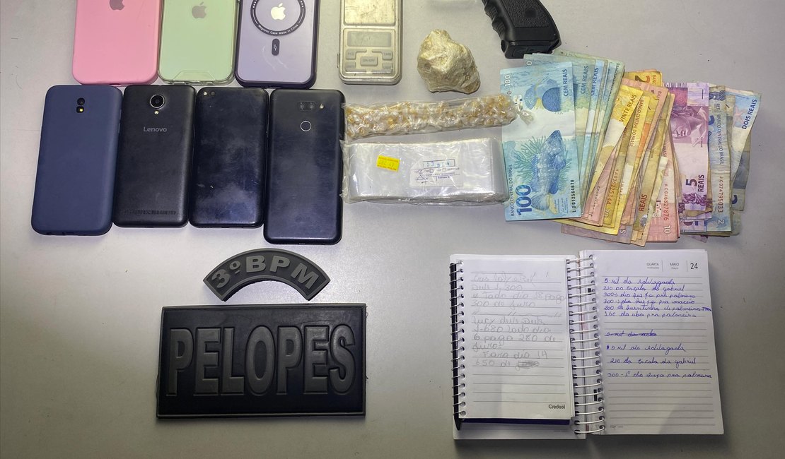 PM apreende simulacro de arma de fogo, crack e dinheiro em Arapiraca; homem com passagens pela polícia foi preso