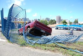 Motorista perde controle de caminhonete e colide em grade de supermercado