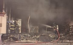 Supermercado fica destruído em incêndio