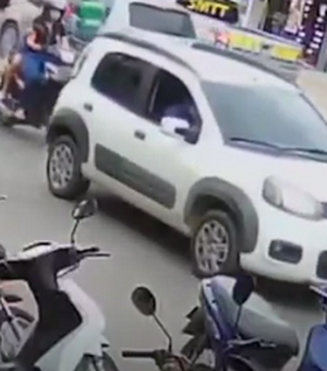 VÍDEO. Atingidas por trás, ocupantes de moto são arremessadas em via pública no Sertão