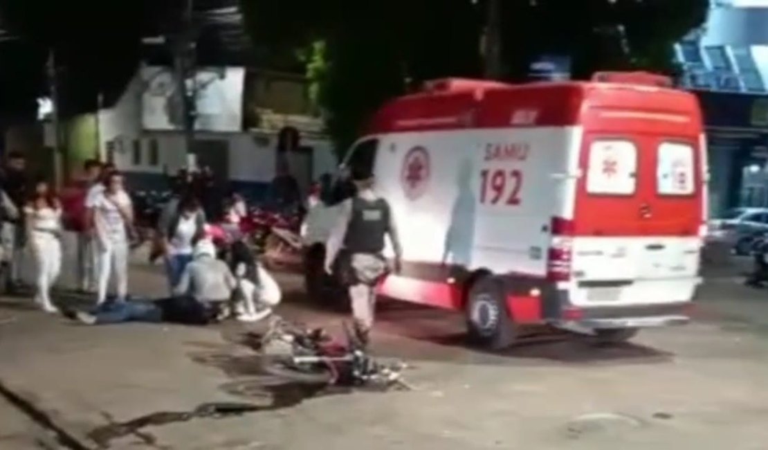 Vídeo: Ao avançar sinal vermelho, motoboy é atingido por ônibus e fica gravemente ferido em Arapiraca