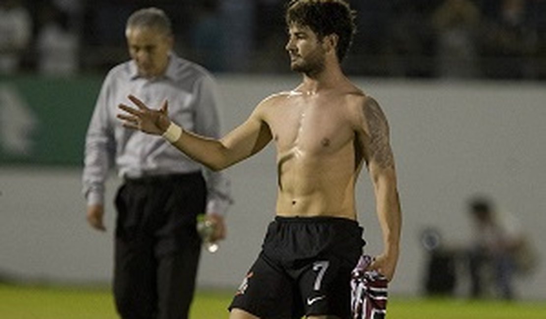 Corinthians vence Fluminense com gol de penalti no fim do jogo