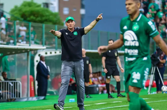 Chapecoense anuncia demissão do técnico Gilmar Dal Pozzo
