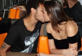 Fã posta foto de beijo de Bruna Marquezine e Neymar e jogador curte: 'Voltem!'