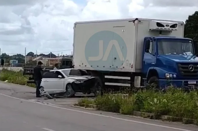Carro fica preso embaixo de caminhão-baú em colisão traseira no Sítio Capim