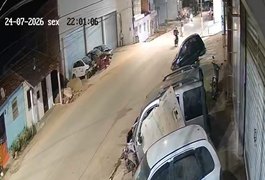 Câmera de segurança registra colisão frontal entre motos que deixou entregador ferido, em Arapiraca; assista