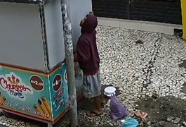 VÍDEO: Audacioso, homem arromba quiosque no Centro de Arapiraca e pede suco para proprietária no dia seguinte