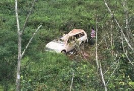 Carro de deputado estadual alagoano cai em ribanceira e motorista fica ferido, em AL