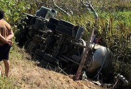Motorista morre após caminhão-pipa capotar na zona rural de Água Branca