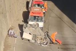 Carro fica de ponta-cabeça em capotamento com quatro feridos no viaduto da antiga rotatória da PRF, em Maceió