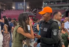 VÍDEO: Ex-vocalista da Banda Fascínio surpreende com pedido de casamento em formatura da PMPE