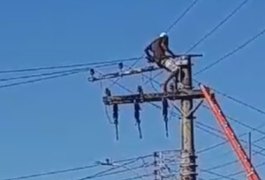 Sem querer voltar para a prisão, homem está em cima de poste de energia elétrica há quase 24h em MG