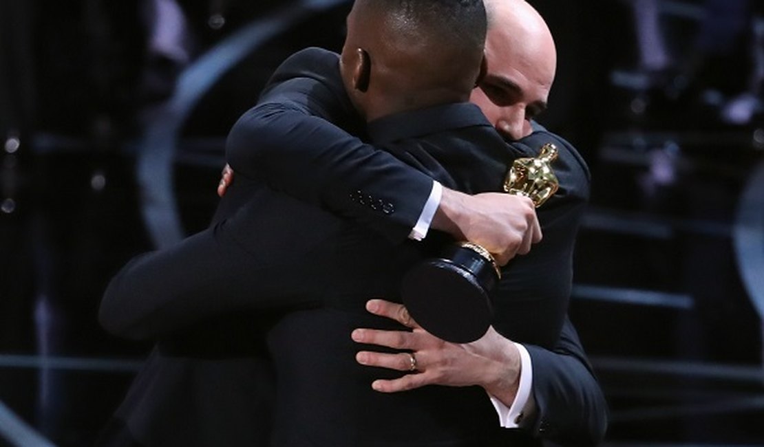 'Moonlight' é escolhido melhor filme do Oscar 2017, após confusão com os apresentadores